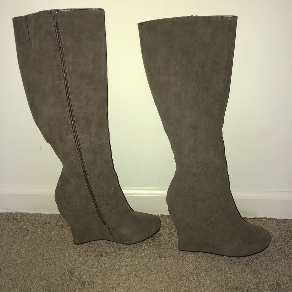 Tan:Olive Wedge Boots